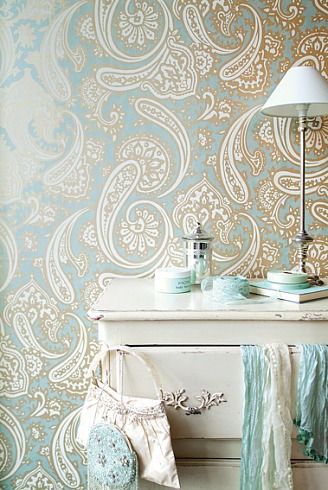 The aqua, gold, and white paisley design of this wallpaper is stunning