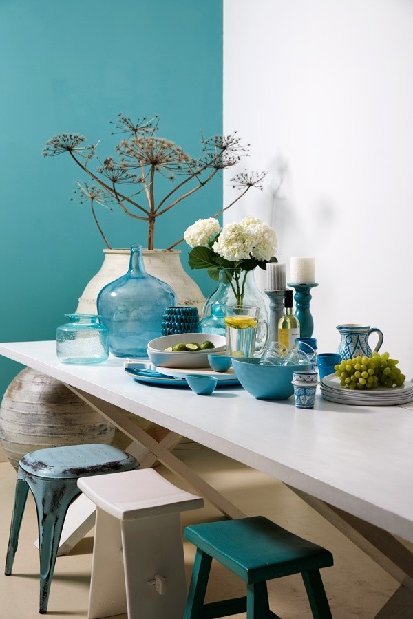 this simple table setting uses different shades of aqua paired with white for a simple yet dramatic look