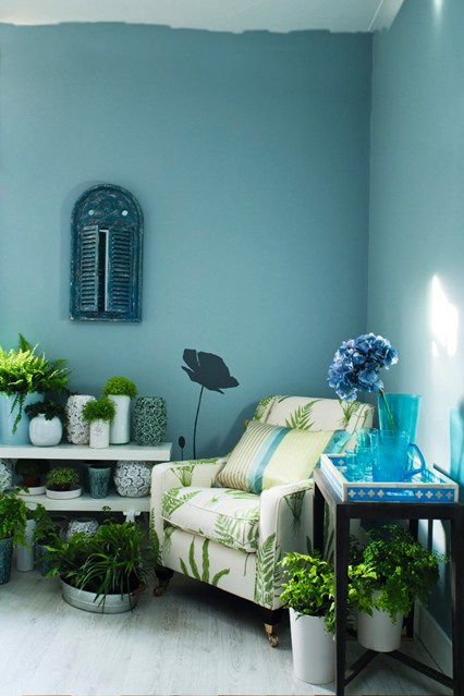 The fresh greenery perfectly complements the aqua touches in this room