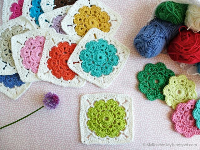These simple granny squares crocheted with a colored flower in the center are minimalistic and so cute. 