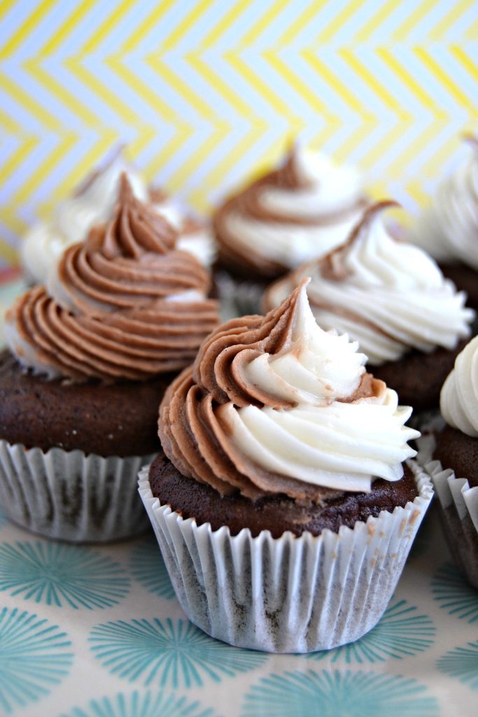 Chocolate-Vanilla-Swirl-mini-cupcakes-683x1024