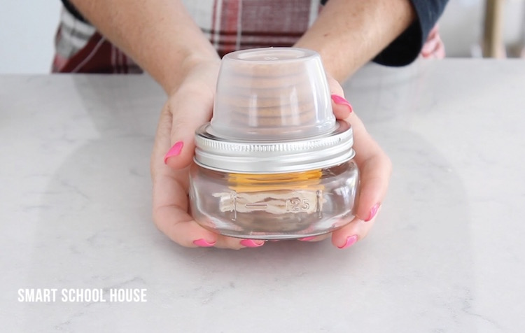 This mason jar is great for packing a snack with crackers. 
