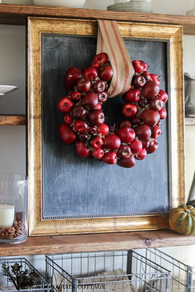 This hanging wreath made of red apples is perfect for autumn. 