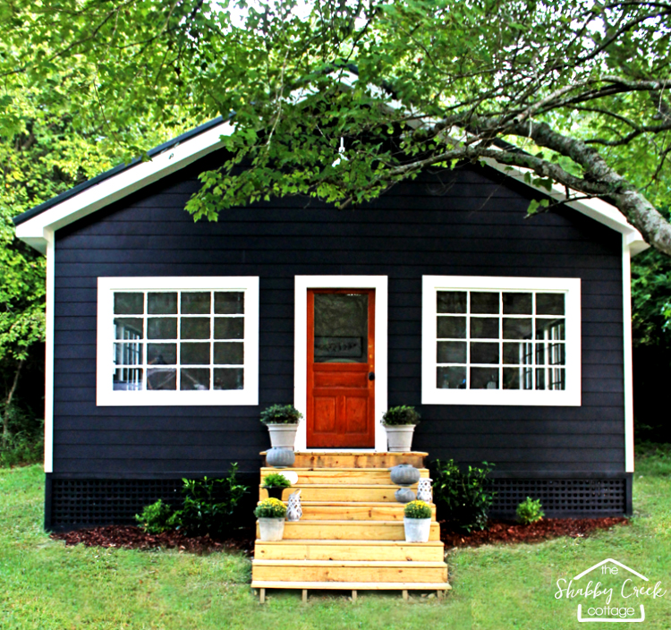 The Shabby Creek Cottage has a studio - here's the colorful outside!