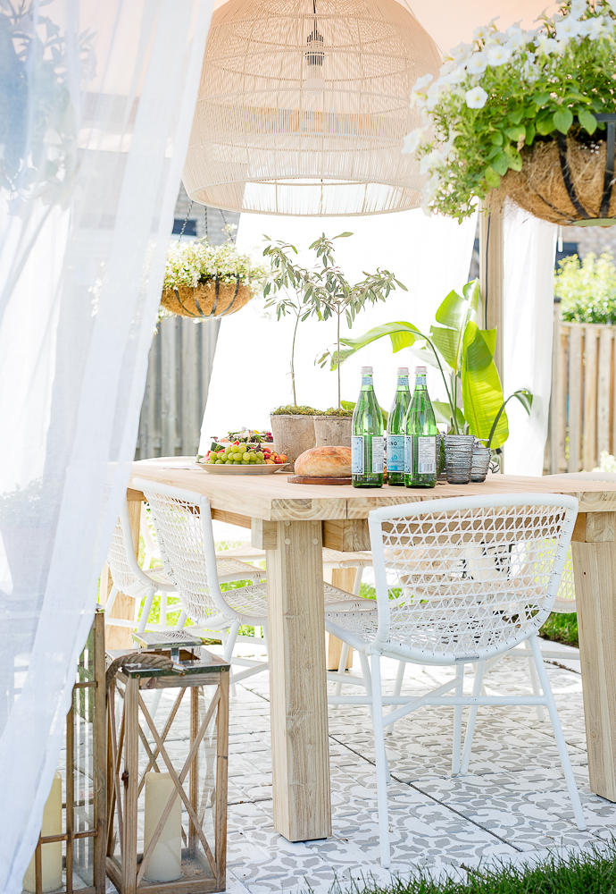 This outdoor space is so gorgeous and relaxing with all the farmhouse style elements, from the patterned tile to the wooden table