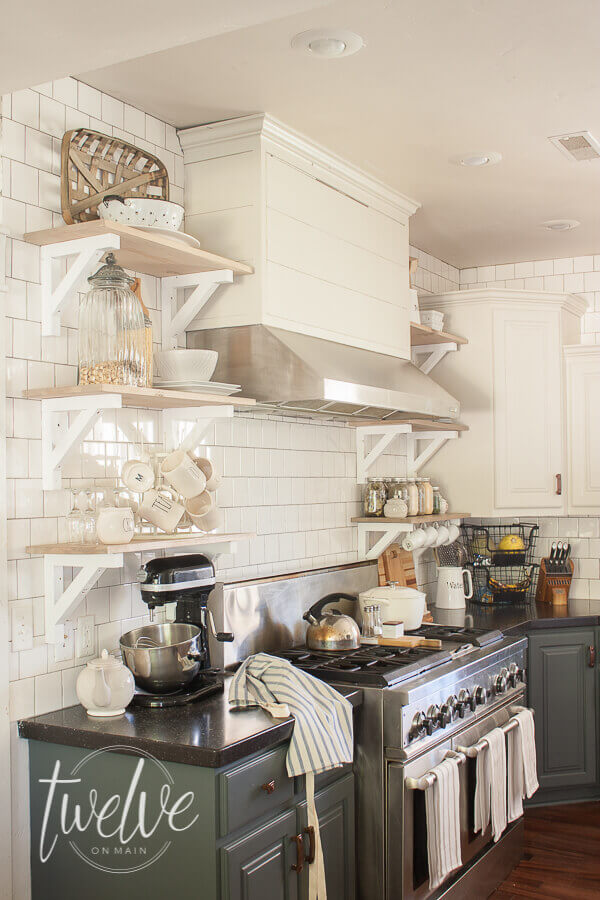 This light and dark farmhouse style kitchen is a perfect example of farmhouse home decor