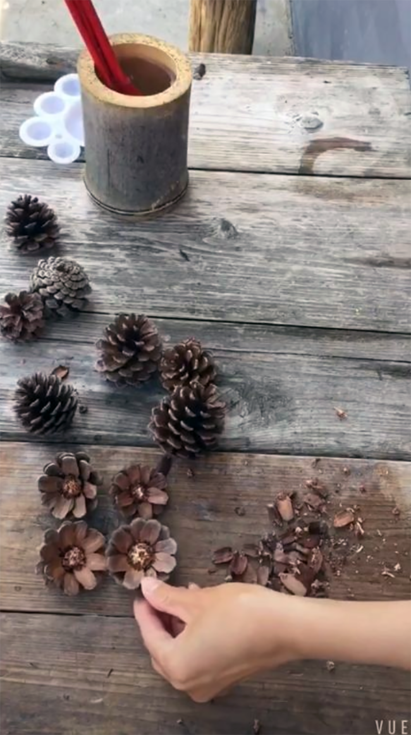 Farmhouse Pinecone DIY Ideas willl fill your home with the feeling of Winter and the Holidays! All of these projects are quick, easy and look amazing!