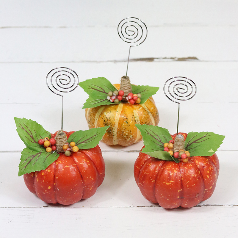 The Holiday Season is upon us so I know you will enjoy these DIY Dollar Store Hack Pumpkin Place Card Holders and the Free Printables are included.