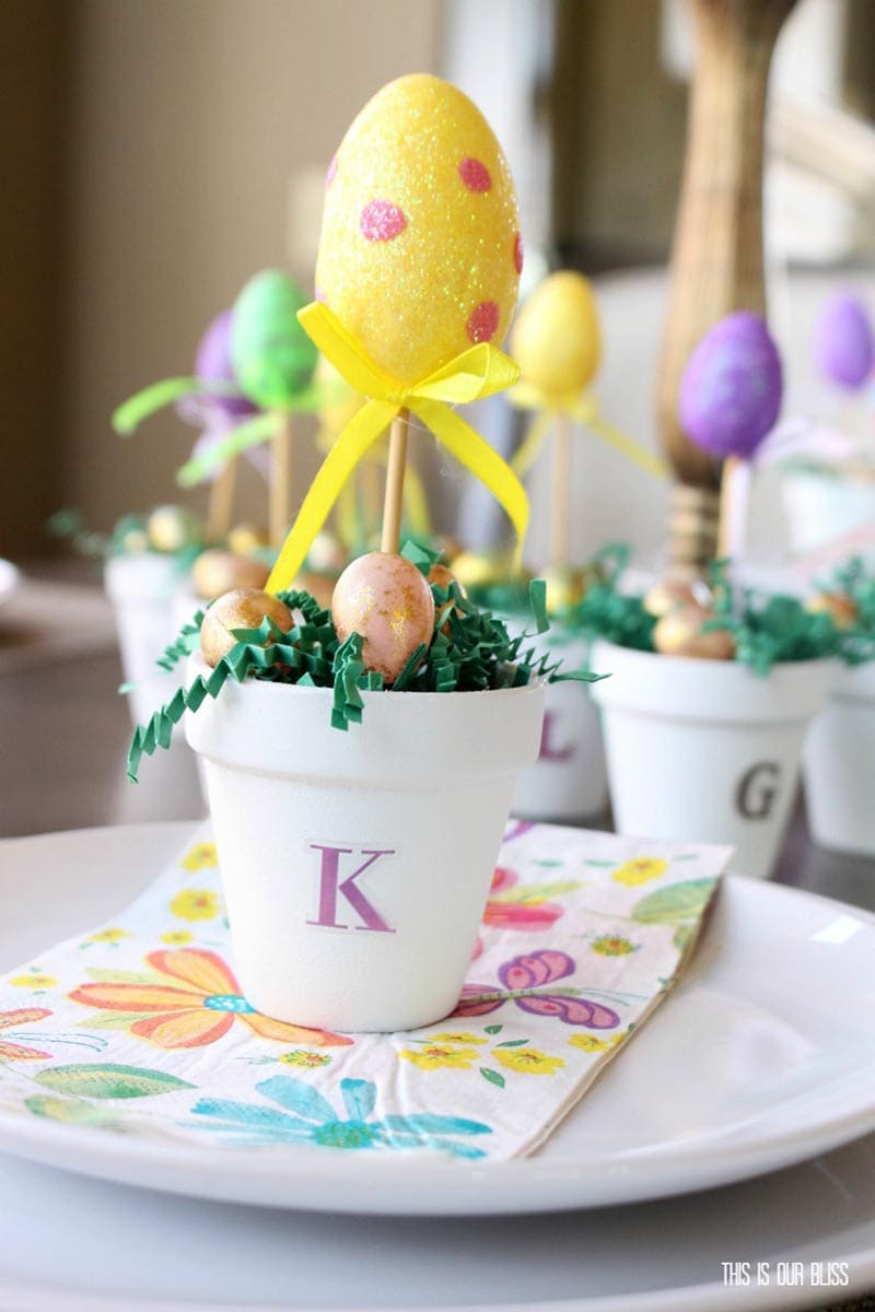 These Top Spring and Easter Dollar Store Hacks are so pretty... very easy to make and totally budget friendly.