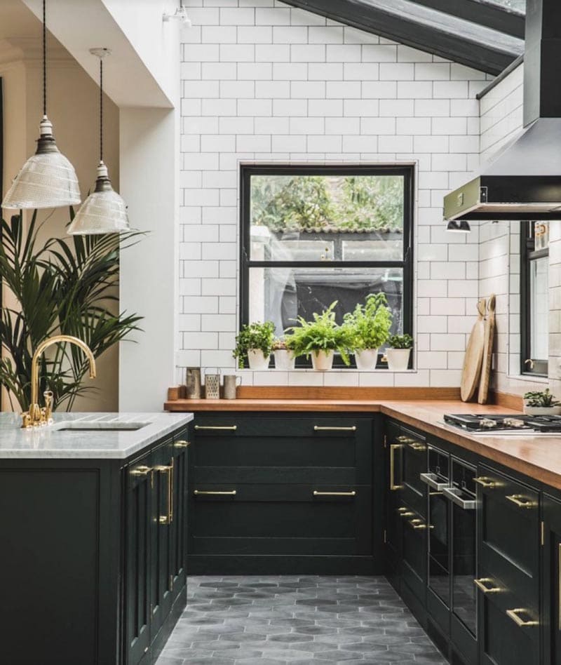 These Beautiful Black Kitchens are going to turn your head for sure!  It’s a color that has hit the HOT List in Kitchen Designs!