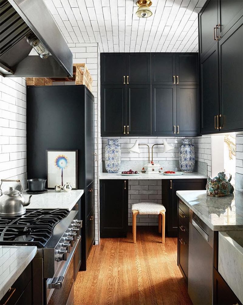 These Beautiful Black Kitchens are going to turn your head for sure!  It’s a color that has hit the HOT List in Kitchen Designs!