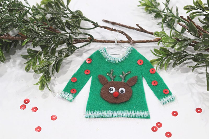 It is time for some Fresh and Trendy DIY Crafts To Make For The Holidays!  So many inspirational Holiday Crafts are waiting for you to choose from. One is perfect to make to celebrate the Season! 