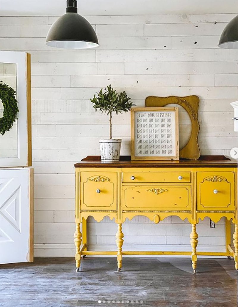 Check out these Fabulous ways to decorate with Pantone’s Colors of the Year with a touch of Farmhouse Style. Ultimate Gray and Illuminating have so many possibilities.