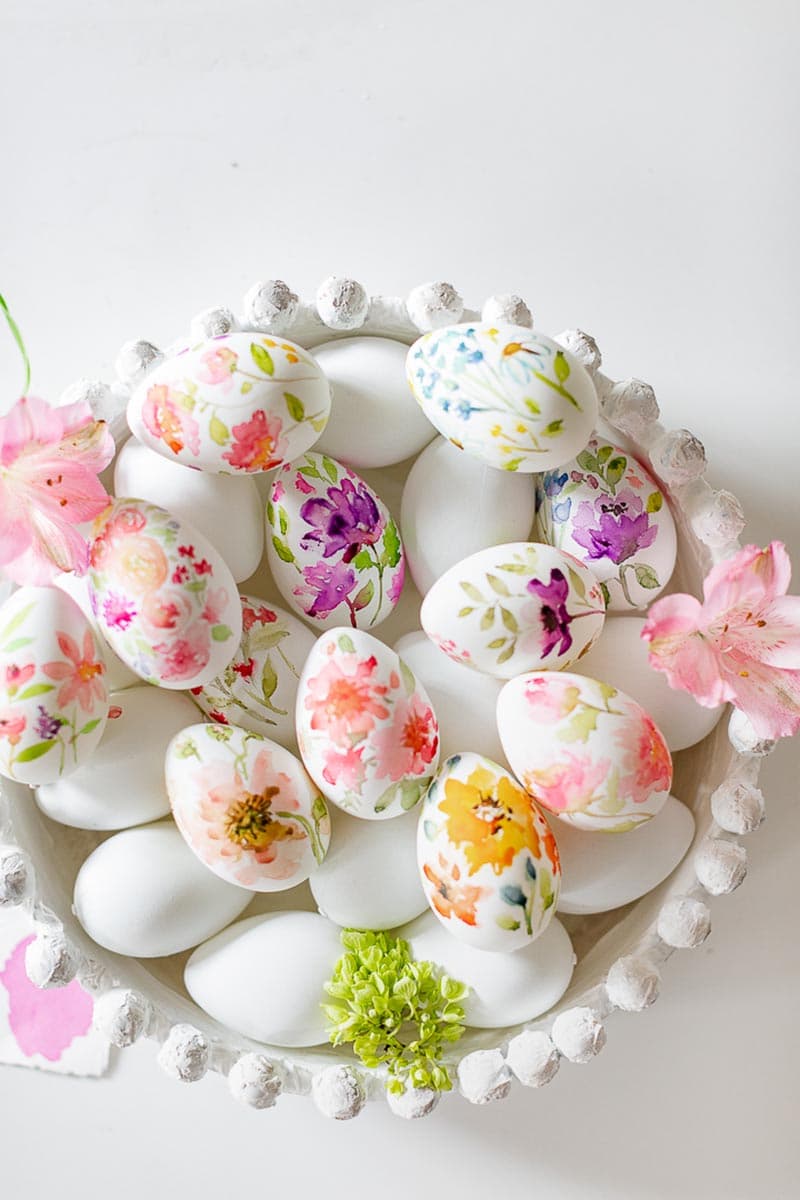 60 Plus Creative DIY Easter Egg Decorating Projects are waiting for you and your family to create!  Find the ones that make you all smile and let the fun begin!