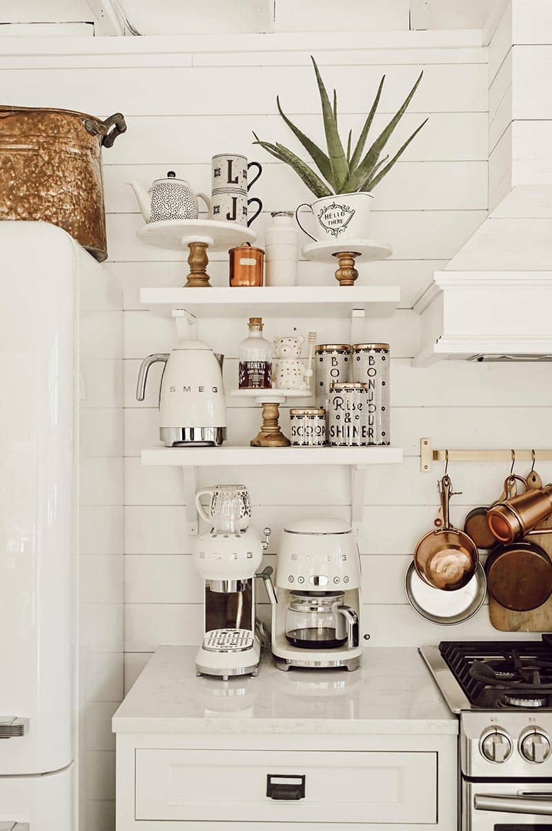 These Tips on How to Keep Open Kitchen Shelves Neat and Organized are going to come in handy!