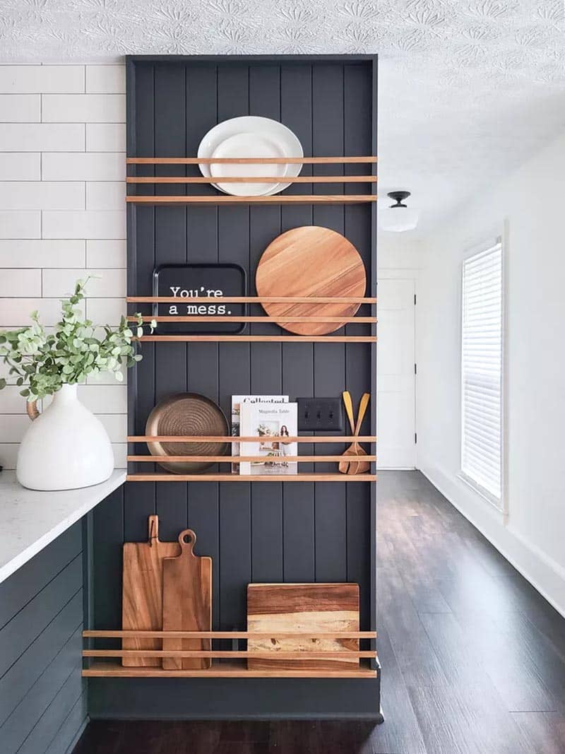These Tips on How to Keep Open Kitchen Shelves Neat and Organized are going to come in handy!